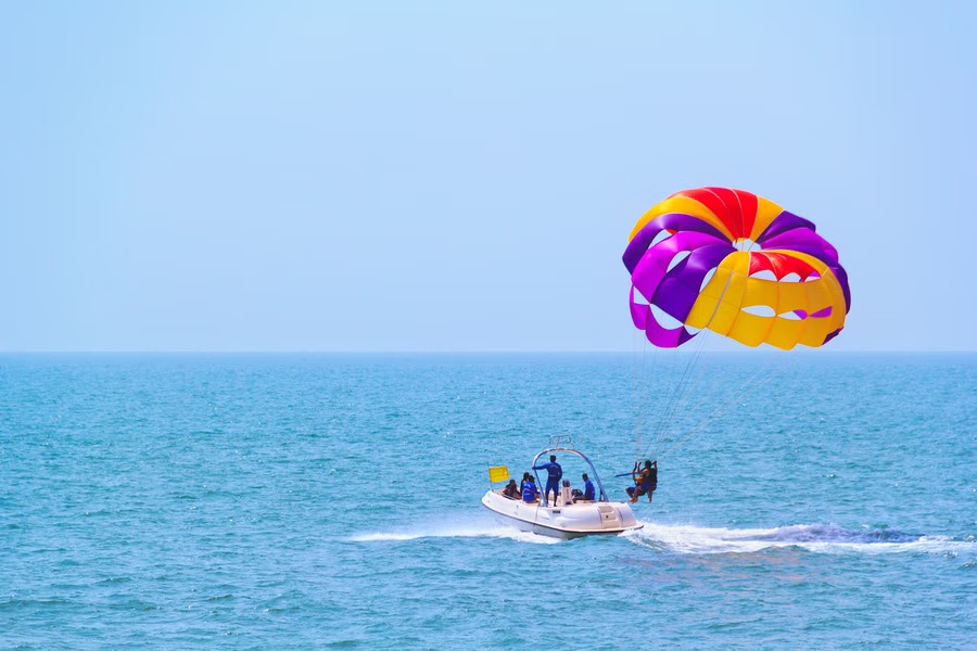 North Goa : Double Winch Parasailing at Candolim Beach