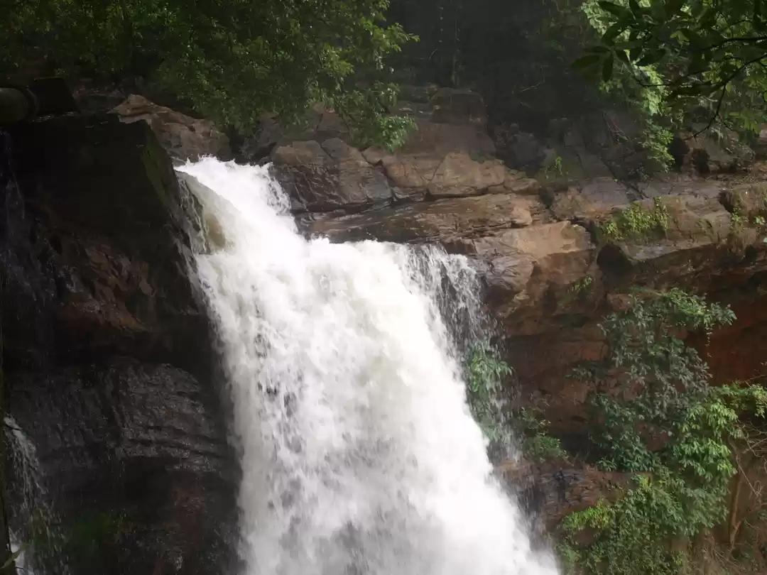 🌊 7. Arvalem Caves & Waterfall – Hidden Historical Spot