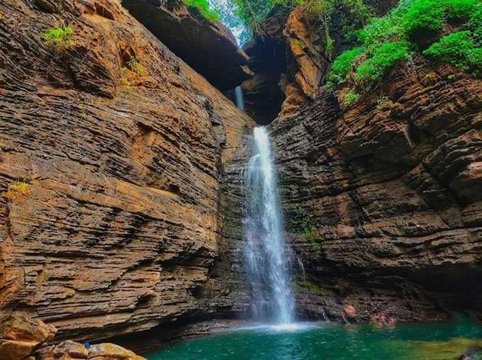 🌊 7. Arvalem Caves & Waterfall – Hidden Historical Spot