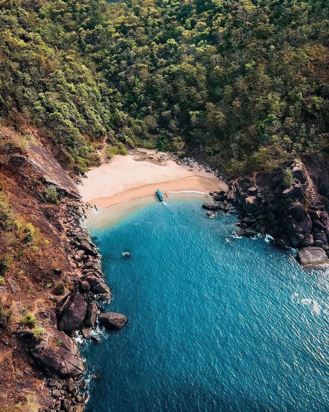 🌴 1. Butterfly Beach – A Secret Paradise for Couples