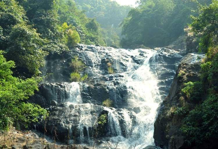 🏞️ 6. Tambdi Surla Temple – Hidden Spiritual Spot