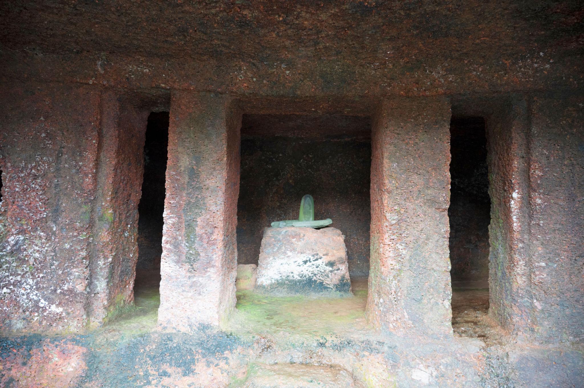 🌊 7. Arvalem Caves & Waterfall – Hidden Historical Spot