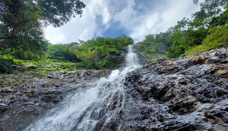 7. Hivre Waterfall – A Monsoon Treasure