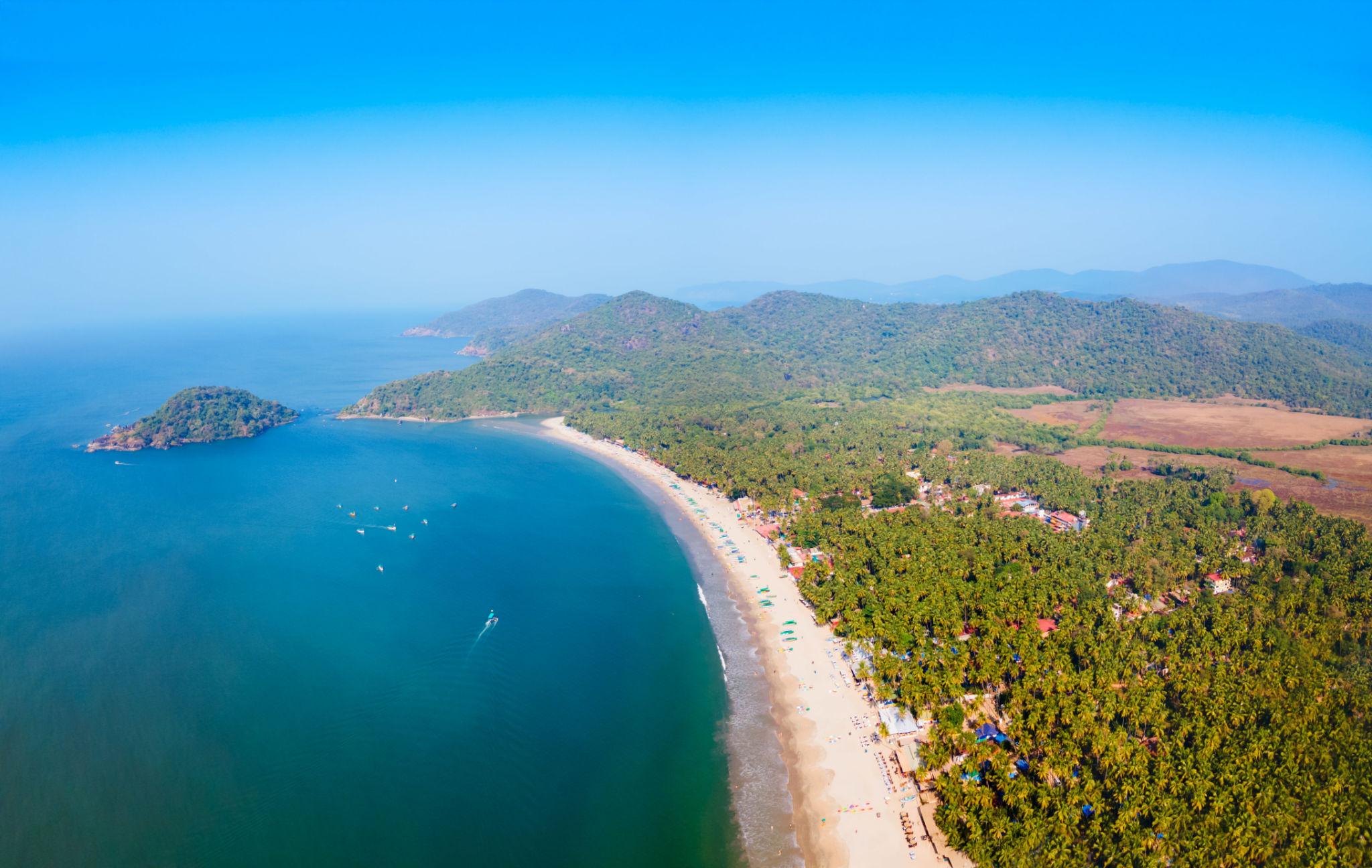 Agonda Beach vs Palolem Beach: Which South Goa Beach Is Better for Your Vacation?