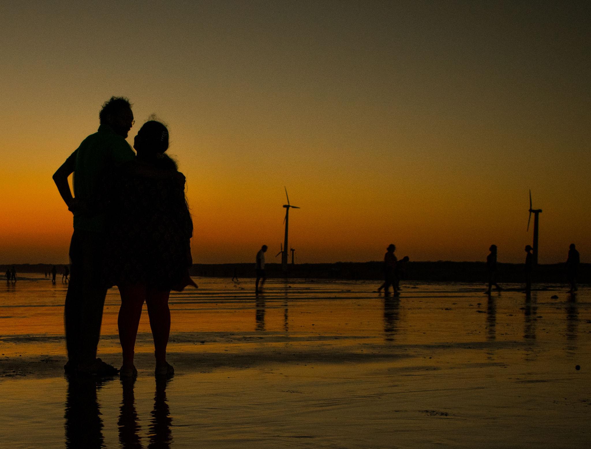 Silhouette Kiss at Sunset 🌇