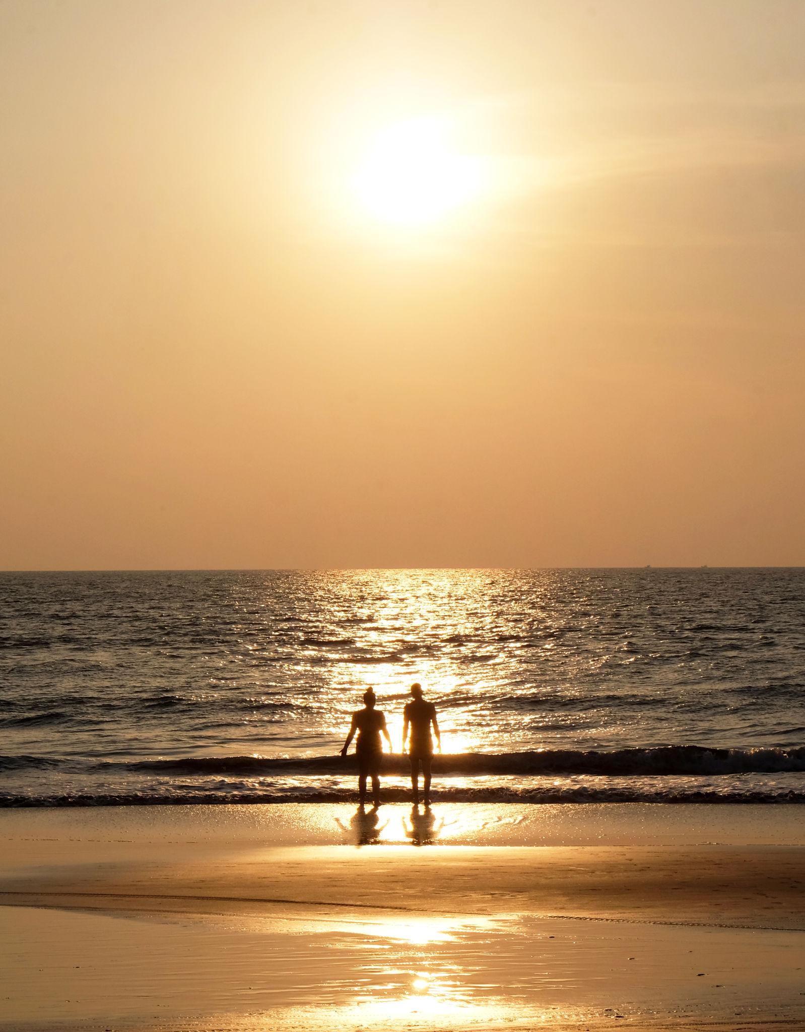 Silhouette Kiss at Sunset 🌇