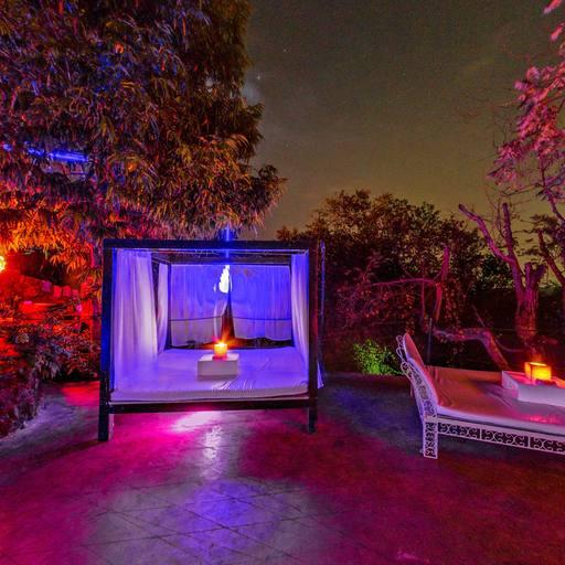 🎶 2. Club Cubana – “Nightclub in the Sky”