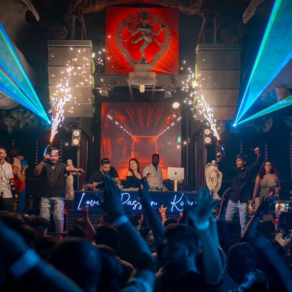 🎶 Candolim & Calangute – Clubbing & Luxury Vibes