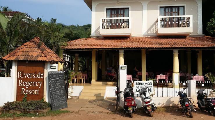 Mayonna Creekside Bar & Restorant